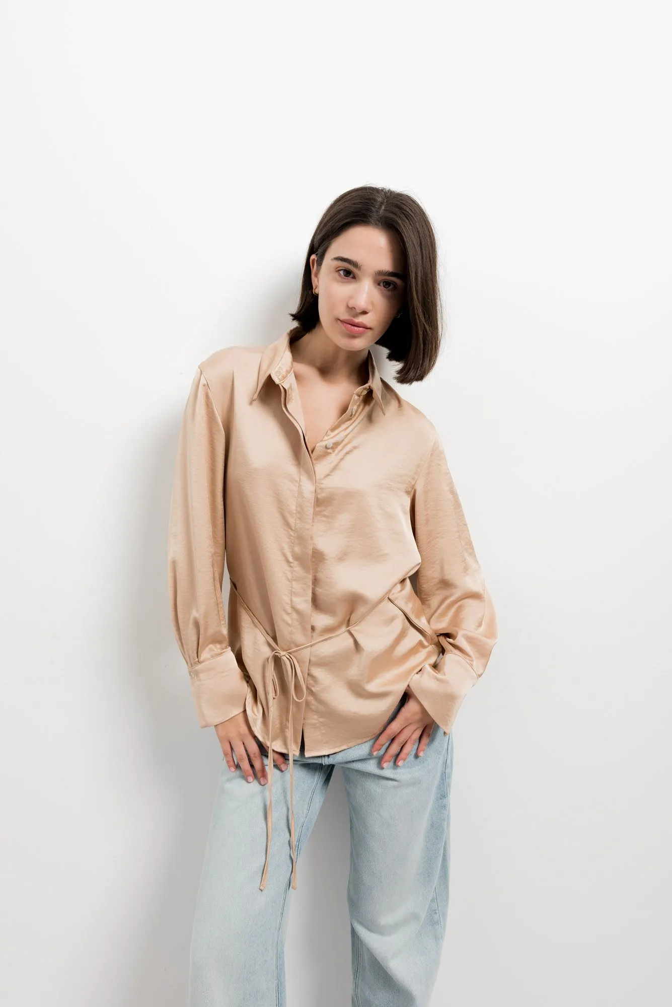 Camisa satinada para mujer color beige manga larga