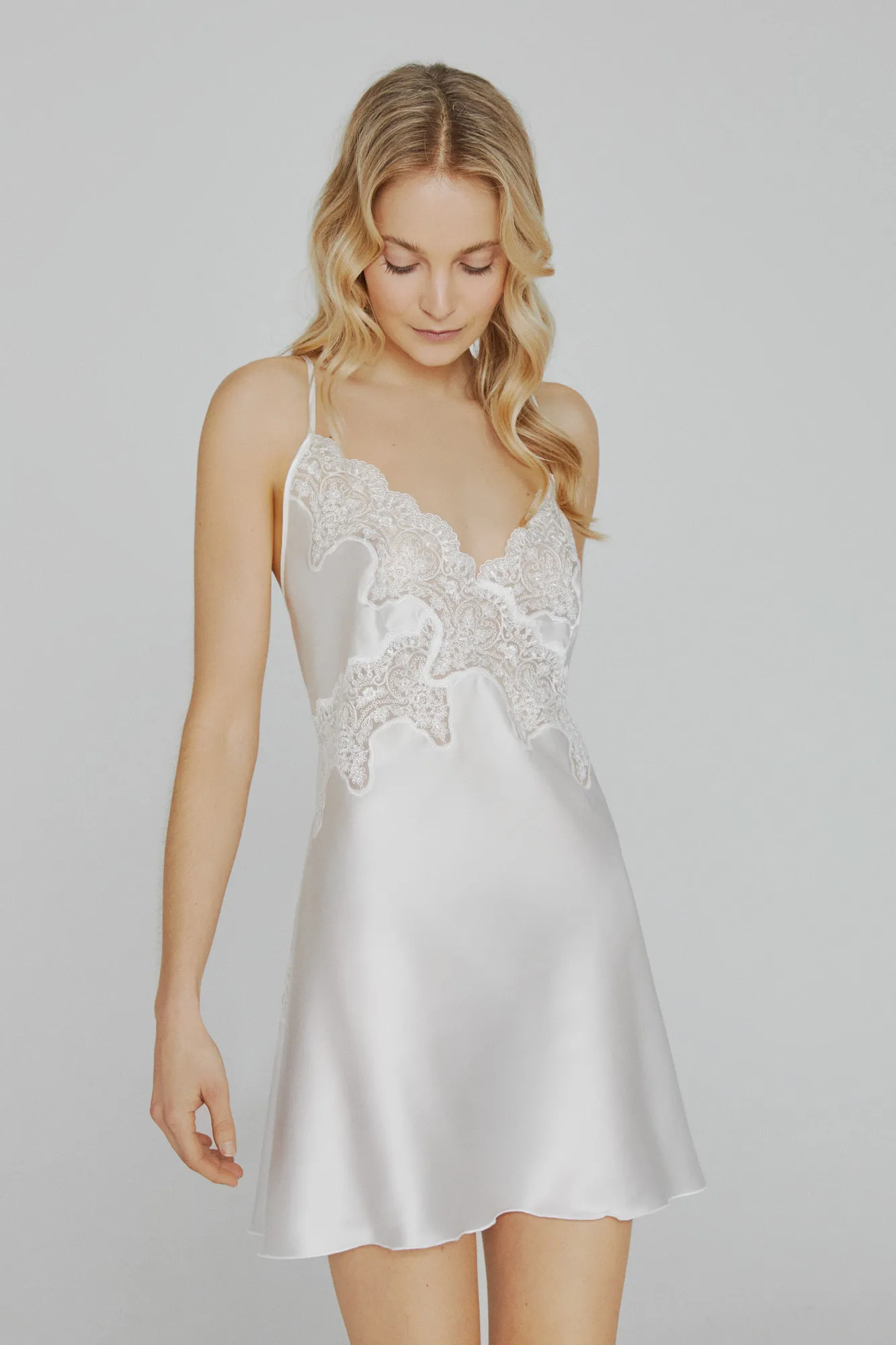 Camisón Ivette Bridal de raso con bordados en blanco